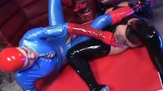 Franzisha and Juliette have a latex fetish and use a double dildo