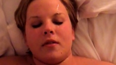 Sexiga Sara suger stor svensk kuk till ansiktsbehandling